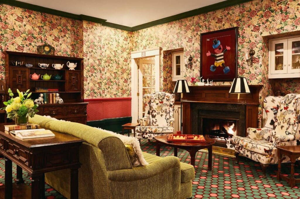 Sala de estar do White Swan Inn do lado direito da imagem uma lareira ao meio com duas poltronas em cada lado da lareira em frente as poltronas uma mesa de centro e logo a frente um sofá.