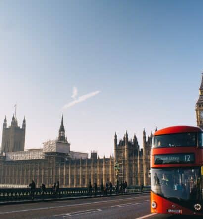 vista do Big Ben em Londres com um dos icônicos ônibus vermelhos, que pode ser visitado com a ETA Inglaterra