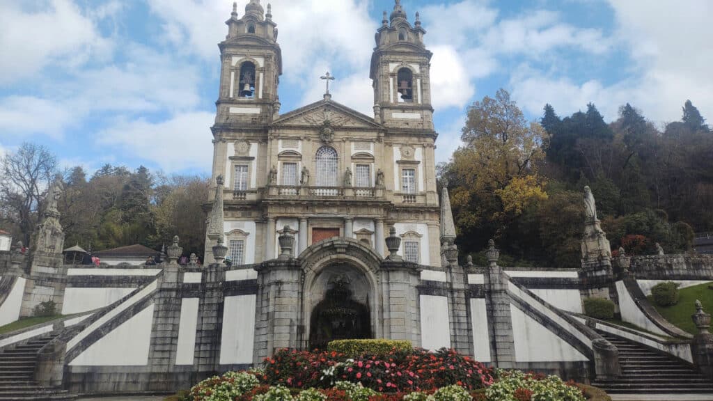 Imagem da frente do Bom Jesus do Monte, durante o dia em Braga.