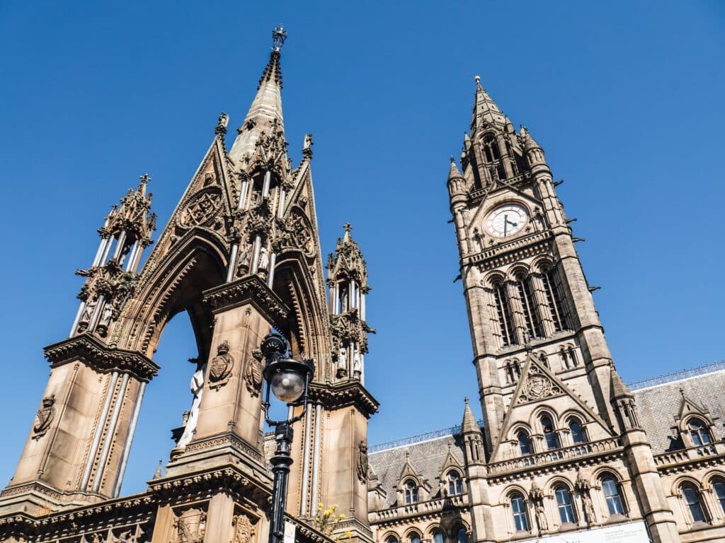 vista da Câmara Municipal de Manchester, com torres muito detalhadas