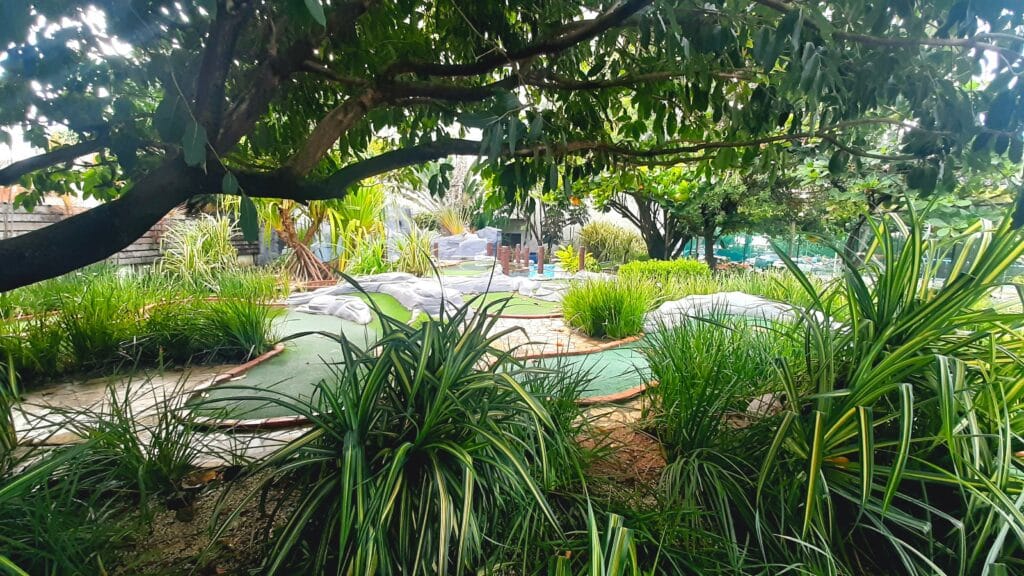 Campo de golfe do ritz lagoa da anta com várias árvores e jardins em volta das pistas redondas