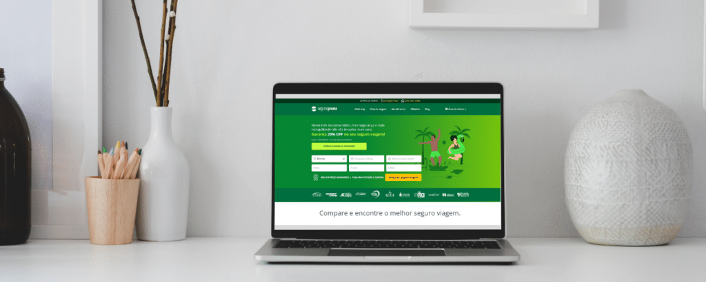 Um notebook em cima de uma mesa branca com o site do Seguros Promo aberto nele