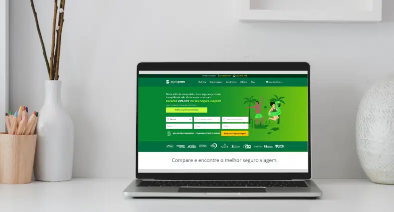 Um notebook em cima de uma mesa branca com o site do Seguros Promo aberto nele