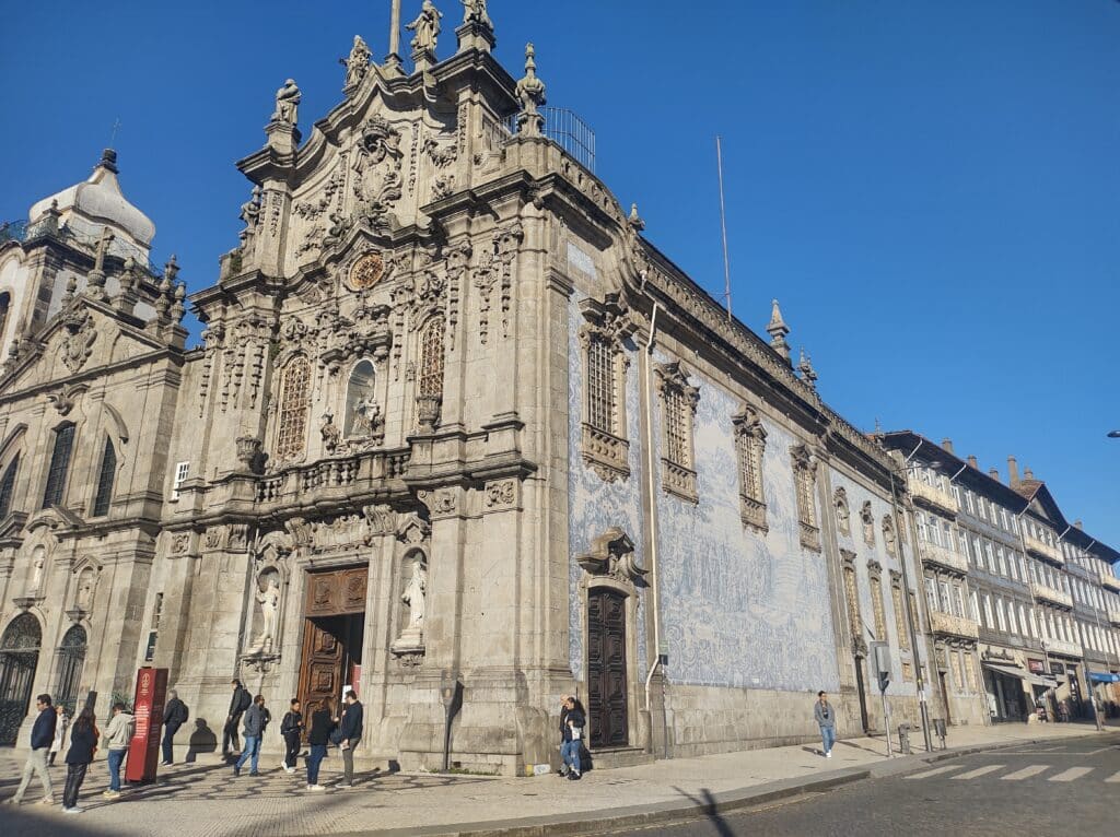 Imagem da Igreja do Carmo, Porto durante o dia.