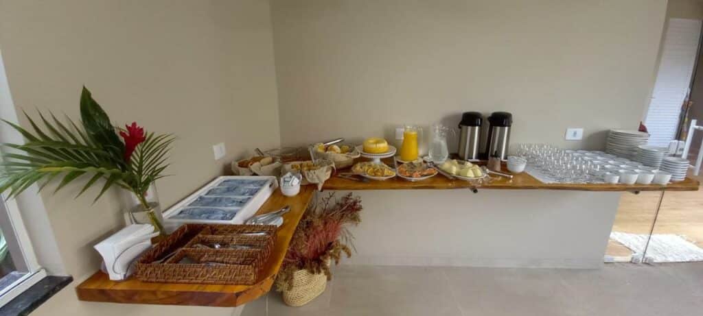 Café da manhã na Fric Pousada, uma das pousadas em Ubatuba