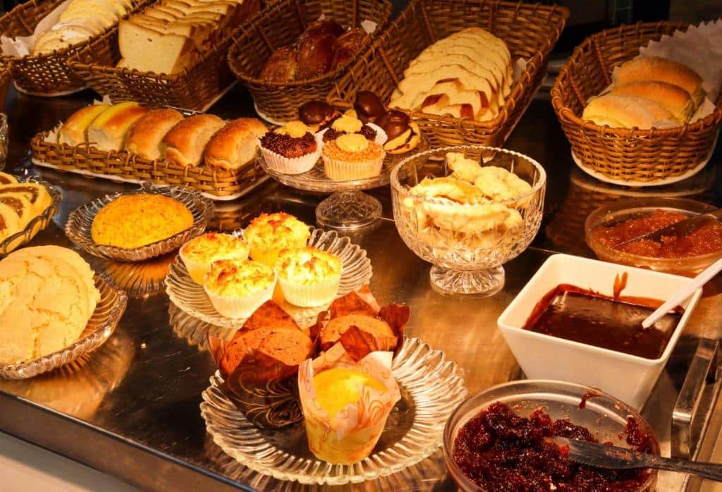 Buffet de café da manhã no Graal Inn Queluz com opções de doces, massas, pães, geleias, etc.