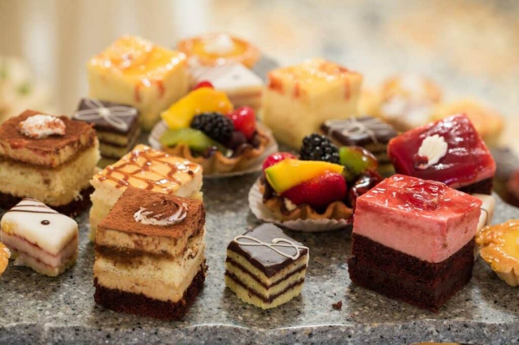 Mesa com pedaços de bolos do Marines’ Memorial Club & Hotel Union Square.