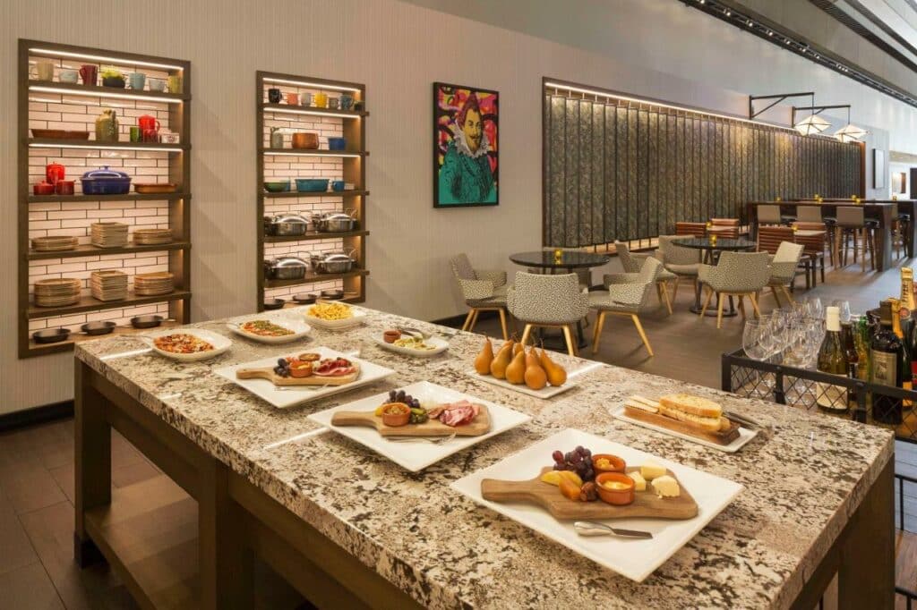 Mesa de café do Hyatt Regency San Francisco com tabuas de frios, frutas e pães.