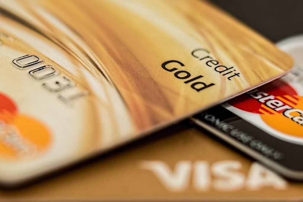 Um cartão de crédito sob outros cartões de empresas como Mastercard e Visa