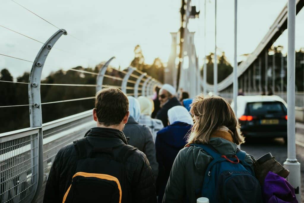 pessoas caminhando pela Ponte Suspensa de Clifton, em Bristol, na Inglaterra