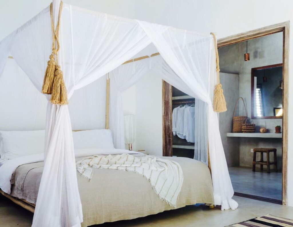 Quarto da Casa Lola com cama de casal do lado esquerdo da imagem. Representa airbnb em Trancoso.