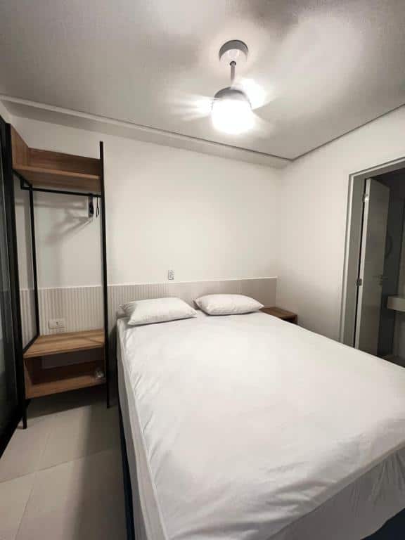 Quarto do Flores de Juquehy com cama de casal no centro do quarto e do lado esquerdo uma cômoda. Representa airbnb na Barra do Sahy.