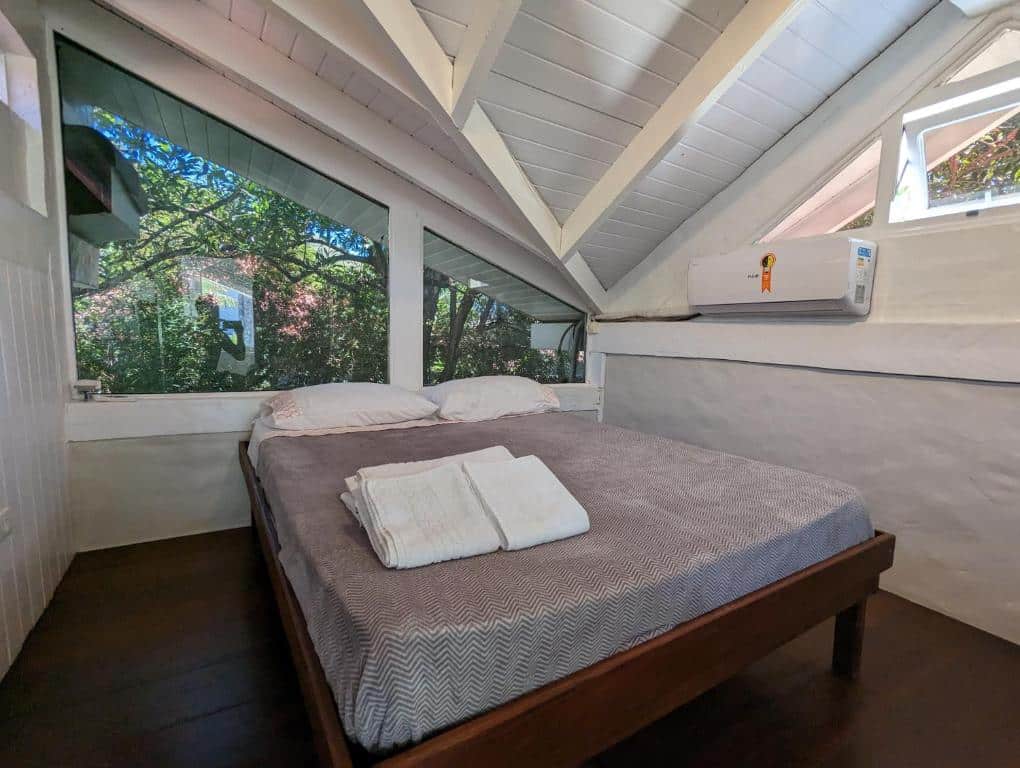 Quarto do Linda Casa Praia de Pauba em condominio com cama de casal do lado esquerdo da imagem. Representa airbnb na praia de Calhetas.