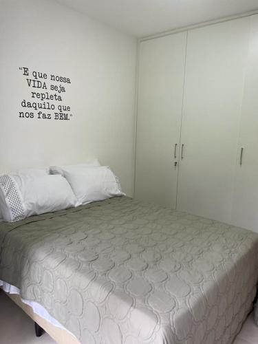 Quarto do Paraíso na Ilha da Gigóia com cama de casal do lado direito da imagem. Representa airbnb na Barra da Tijuca.