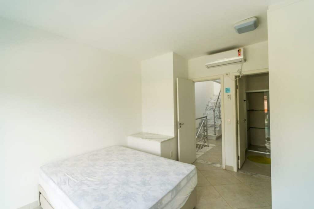Quarto do Villaggio Juquehy  com cama de casal do lado esquerdo da imagem. Representa airbnb na Barra do Sahy.