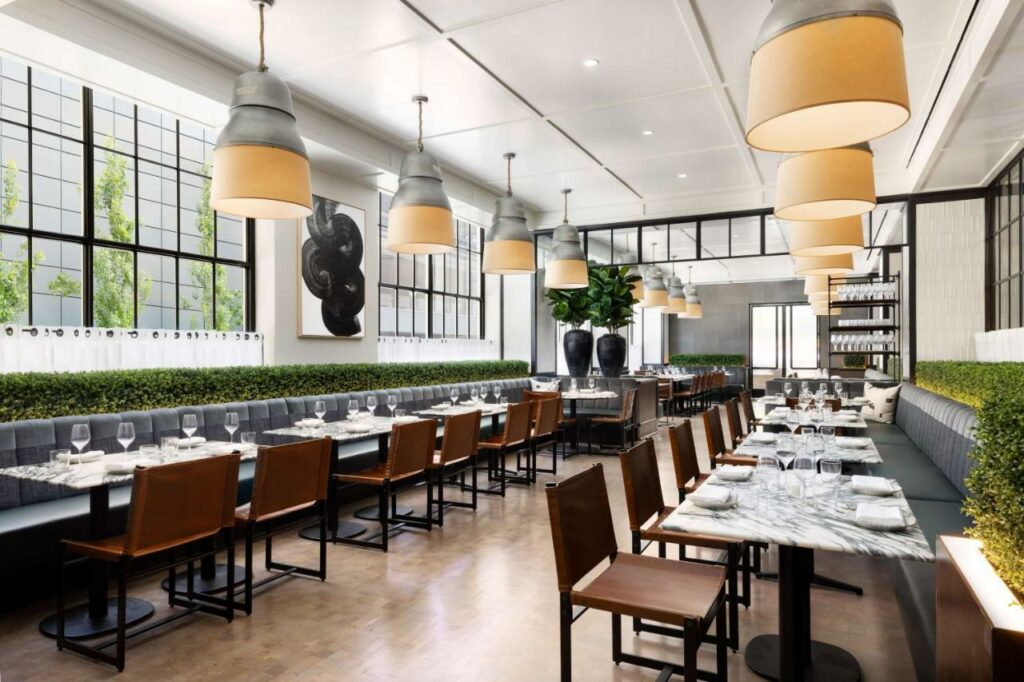 Sala de jantar do Hyatt Regency San Francisco Downtown SOMA com cadeiras e mesas no ambiente.