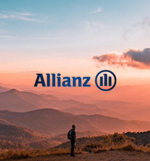 fotógrafo observando o pôr do sol em tons de laranja e roxo em meio a montanhas e trilhas em Chiang Mai, na Tailândia, para ilustrar o post de Seguro Viagem Allianz em promoção