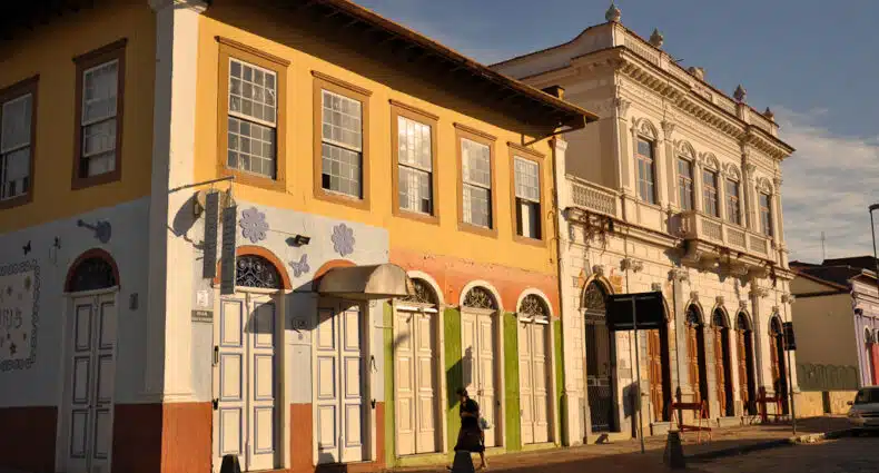 Prédios históricos no centro de Amparo com uma arquitetura antiga em um fim de tarde