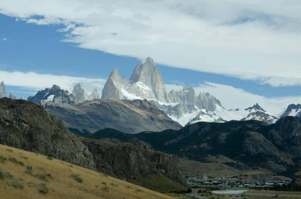 Vista das montanhas da cidade de El Chalten na Argentina durante o dia.