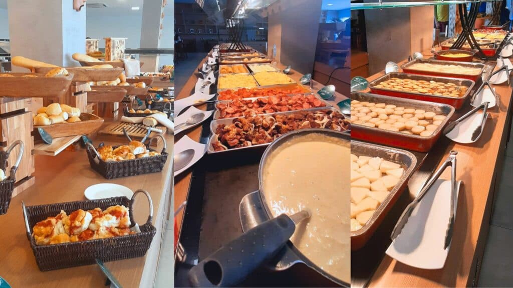 Colagem de três fotos mostrando o café da manhã servido no hotel Maragogi Brisa, sendo cada uma delas mostrando mesas com diferentes tipos de pratos, contendo pães, bolos, molho com salsicha, mandioca picada e etc