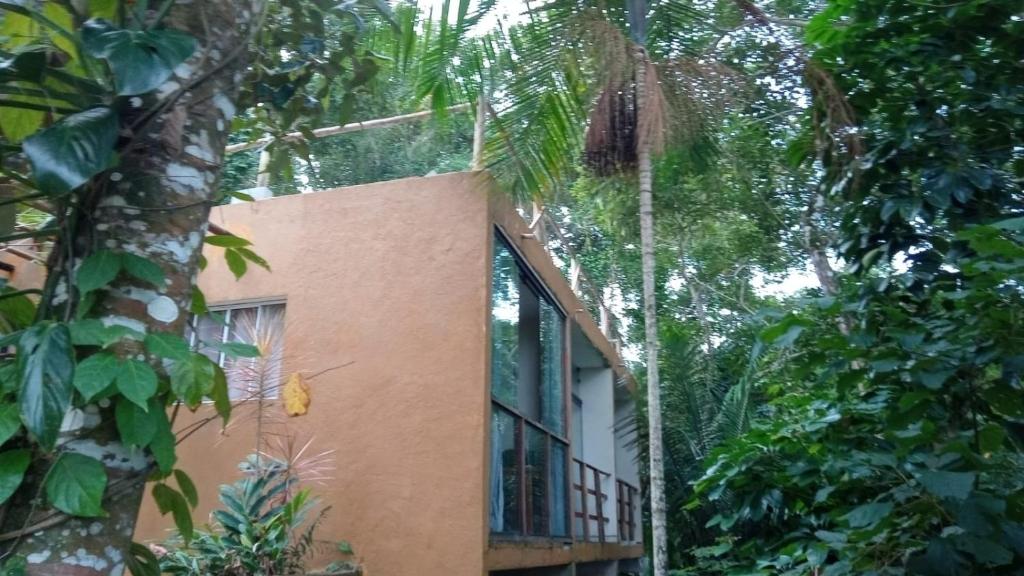 Frente do Altar da praia Vermelha 180° de vista para o mar durante o dia com jardim em volta e ao fundo no centro a estadia.