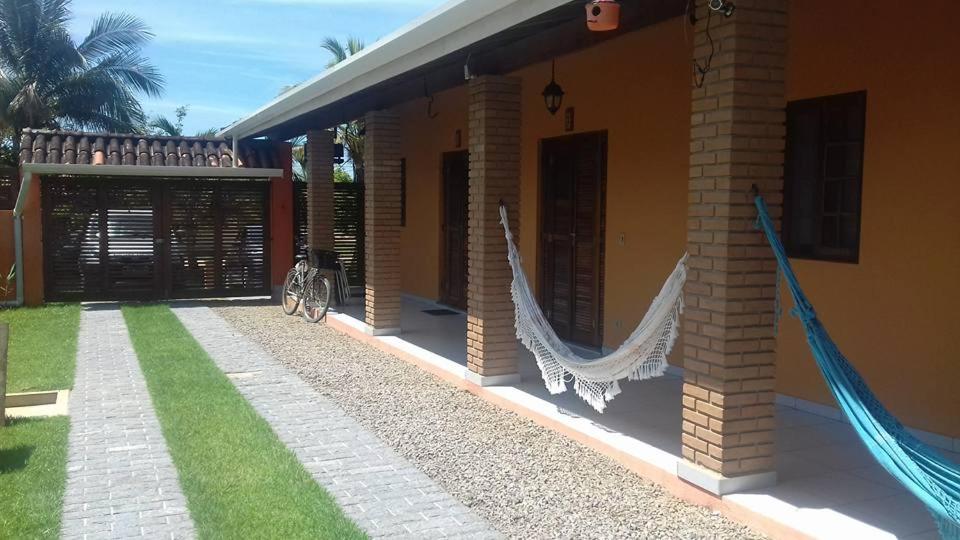 Frente o Apartamento Sonho Meu com varanda do lado esquerdo da imagem e do lado direito a propriedade.