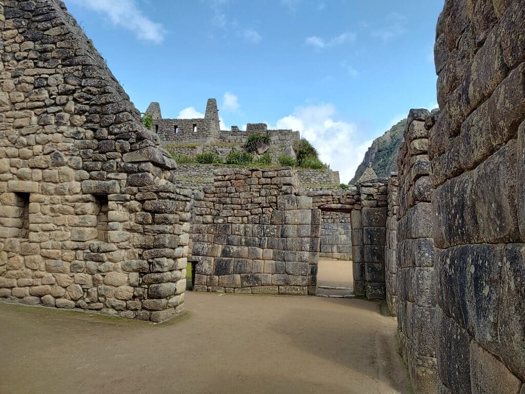 ruínas da cidadela inca de machu picchu com vários corredores e paredes de pedras antigas