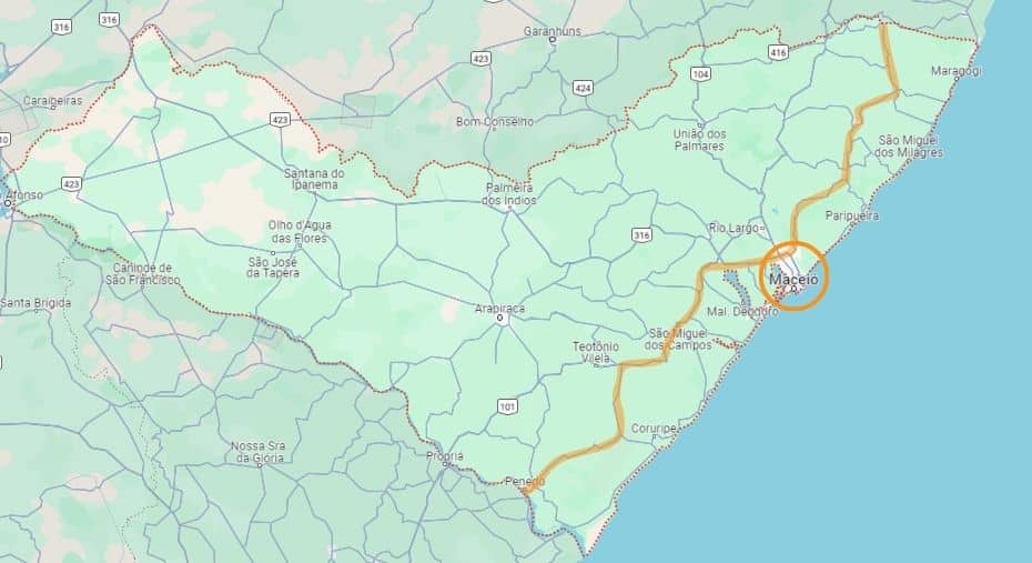 Mapa do Google Maps de Alagoas com destaque para o litoral onde tem as melhores praias de Maceió e região. Há um circulo laranja na capital Maceió (que fica no meio do litoral do estado) e um risco laranja de norte a sul do litoral estado