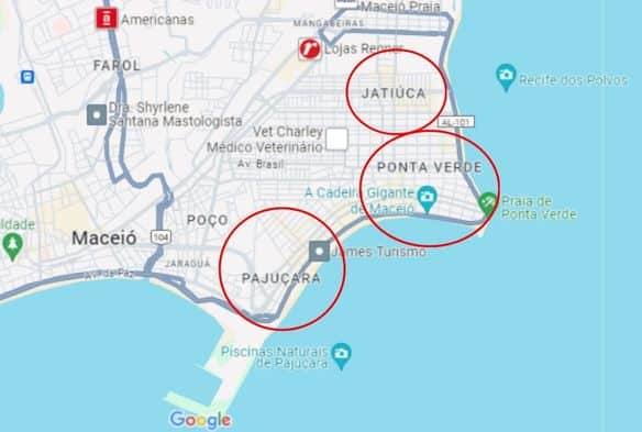 Mapa do Google Maps mostrando a orla de Maceió. Há um circulo vermelho identificando onde fica Ponta Verde, Pajuçara e Jatiúca, praias e bairros com mais opções de restaurante em Maceió