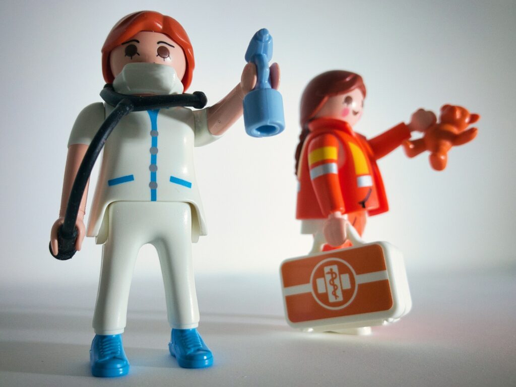 duas bonequinhas de lego médicas, uma socorrista e outra com máscara