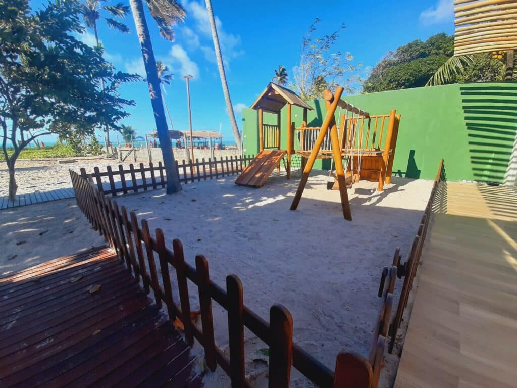Parquinho infantil de madeira com areia no chão do Maragogi Brisa Exclusive Hotel