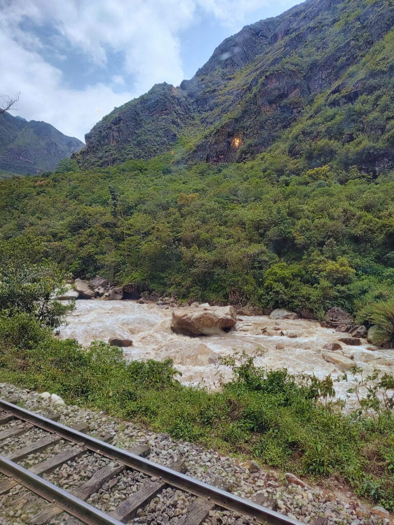 vista do rio urubamba e dos trilhos até machu picchu no trem peru rail