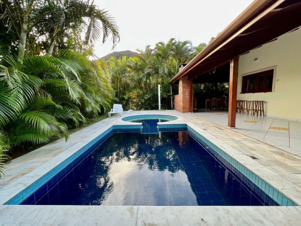 Piscina ao ar livre da Casa com piscina privativa no Paúba um Vilarejo durante o dia com piscina ao centro.