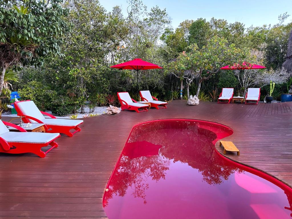 Piscina ao ar livre da Cristal da Mata – Casa exclusiva e privativa durante o dia com piscina no centro e em volta cadeiras.