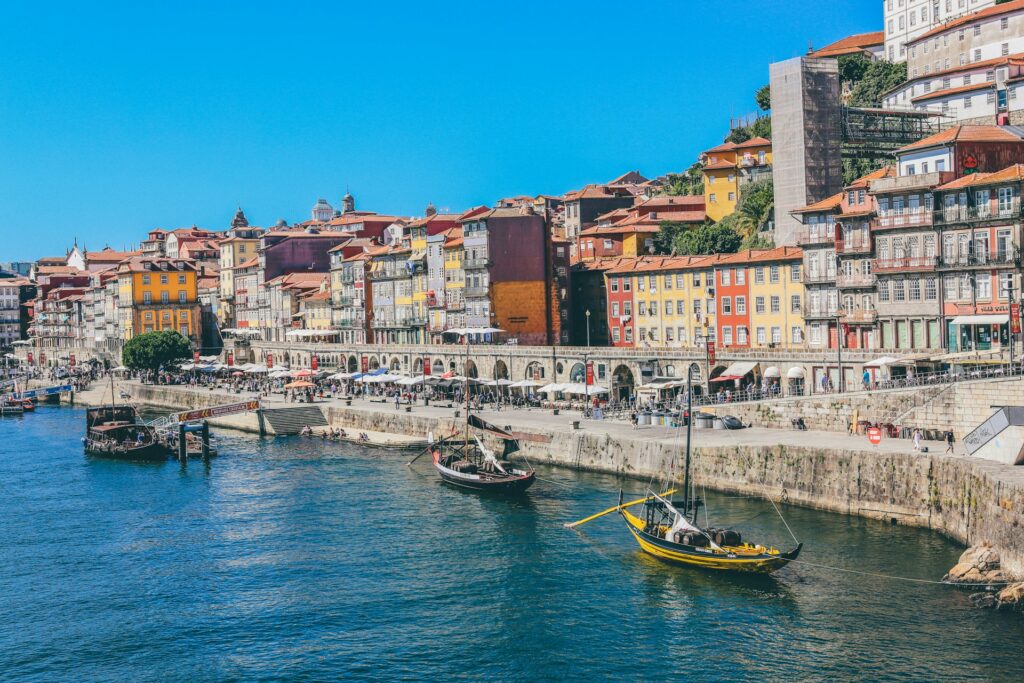 barquinhos no porto de Porto com casinhas coloridas de fundo e águas calmas para ilustrar o post sobre PB4