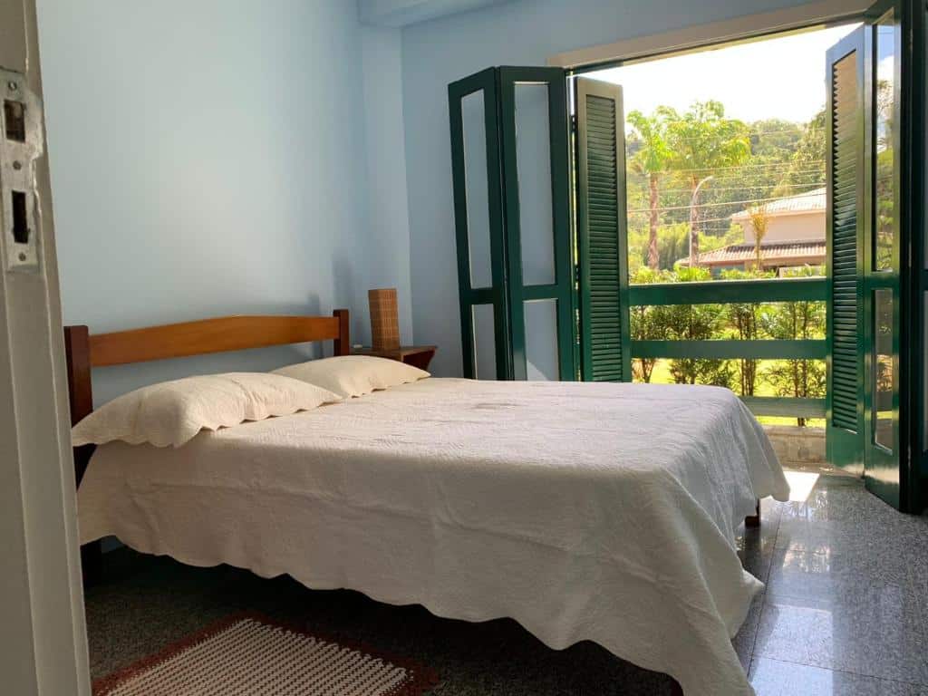 Quarto do  Apartamento a 50m da areia – Praia da Tabatinga com cama de casal do lado esquerdo da imagem. Representa airbnb na praia de Tabatinga