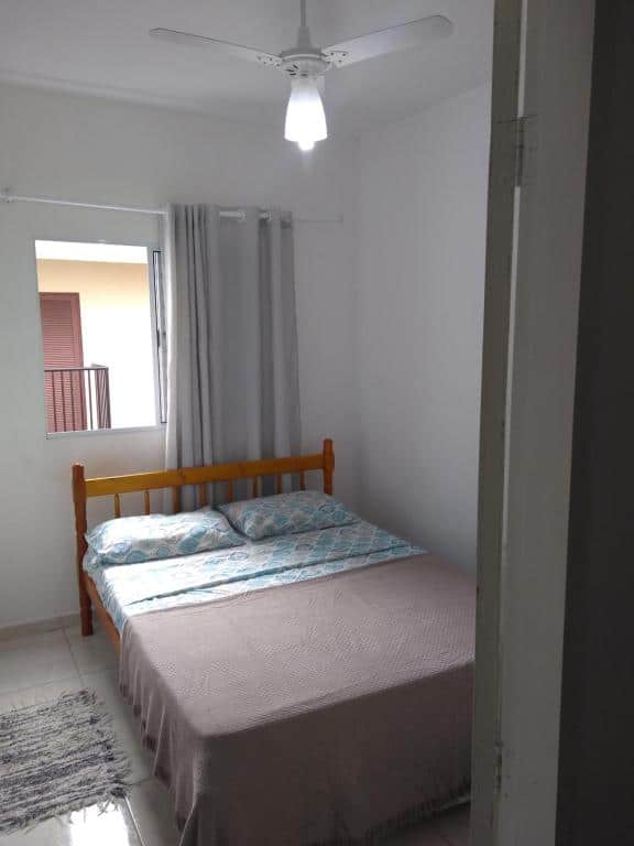 Quarto do Apartamento no Tenório com cama de casal do lado direito da imagem. Representa airbnb na praia do Tenório.