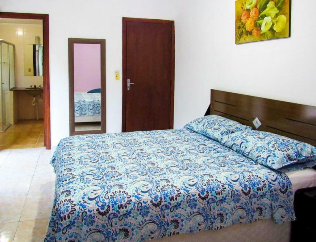 Quarto do Apto c churrasq privativa na Praia de Tabatinga SP com cama de casal do lado direito da imagem. Representa airbnb na praia de Tabatinga.