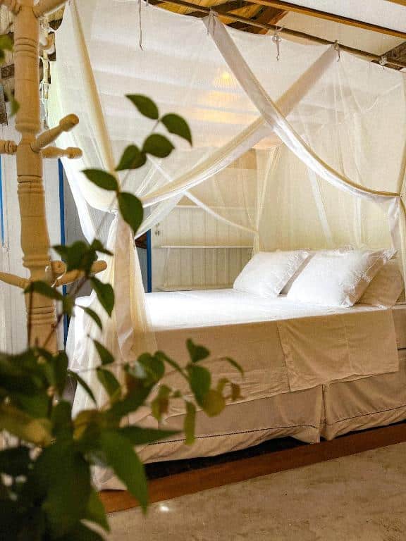 Quarto da Casa do Rio com cama de casal do lado direito da imagem. Representa airbnb em Caraíva.