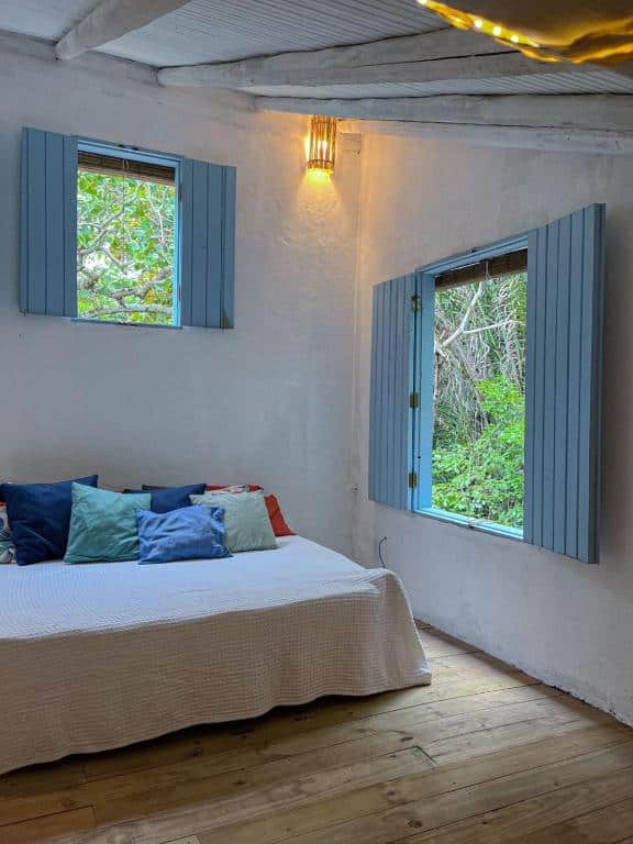 Quarto da Casinha do Rio com cama de casal no centro do quarto. Representa airbnb em Caraíva.