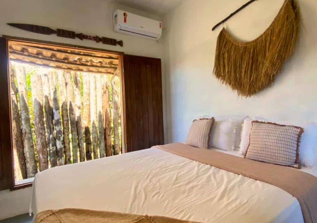 Quarto do Lá na Chay Hospedaria Caraíva – Xandó com cama de casal do lado direito. Representa airbnb em Caraíva.