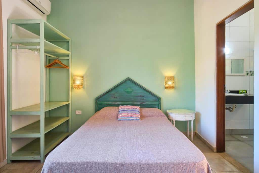 Quarto do Studios na Vermelhinha com cama de casal no centro do quarto com uma cômoda do lado esquerdo da cama e do lado direito um armário. Representa airbnb na praia do Tenório.