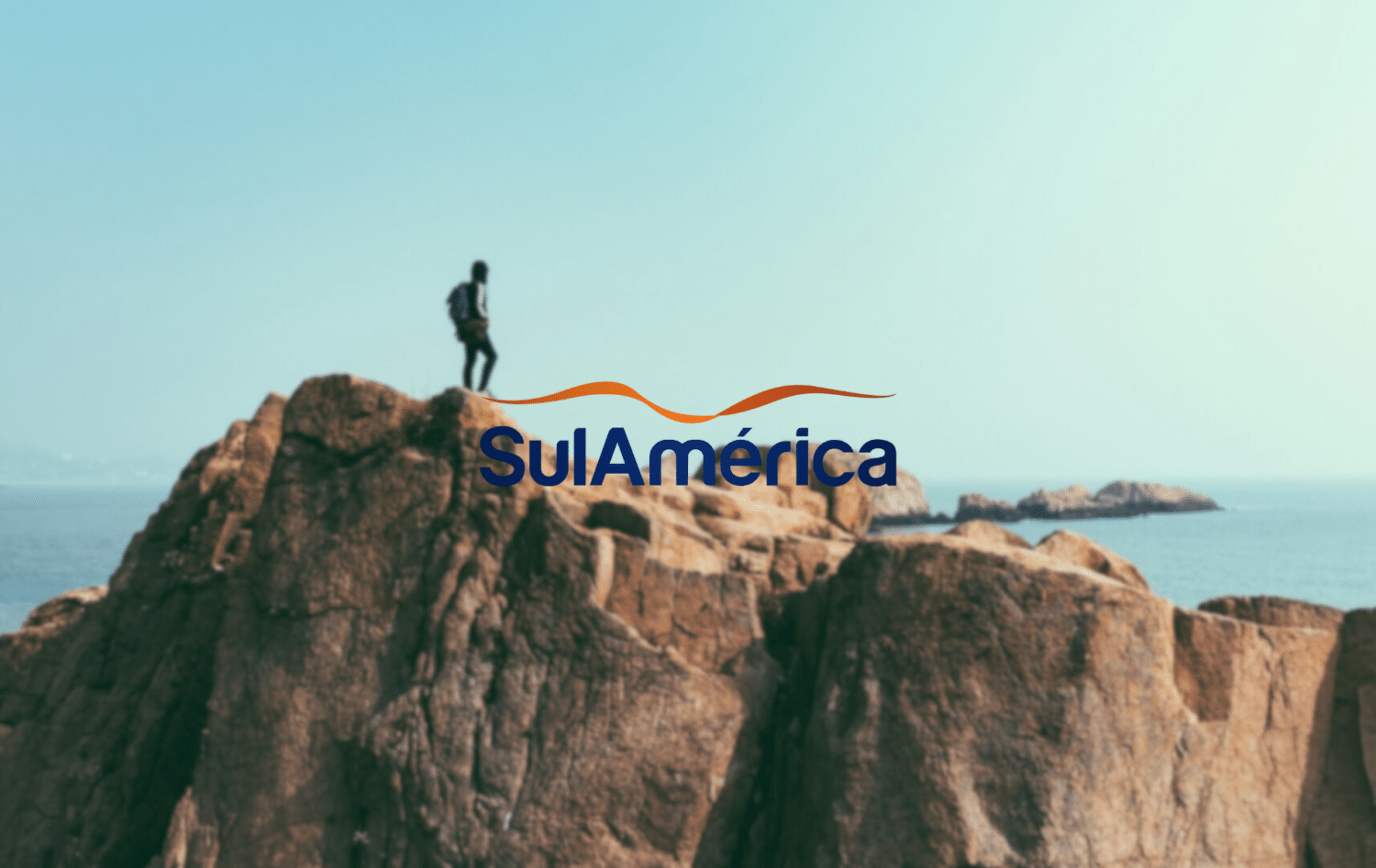pessoa em cima de uma rocha grande com céu azul e vista para o mar calmo em gouqi island, em Zhoushan, na China, para ilustrar o post de Seguro Viagem Sulamerica