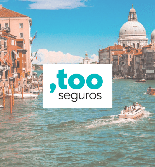 Logo da empresa Too Seguros sob uma imagem de Veneza na Itália