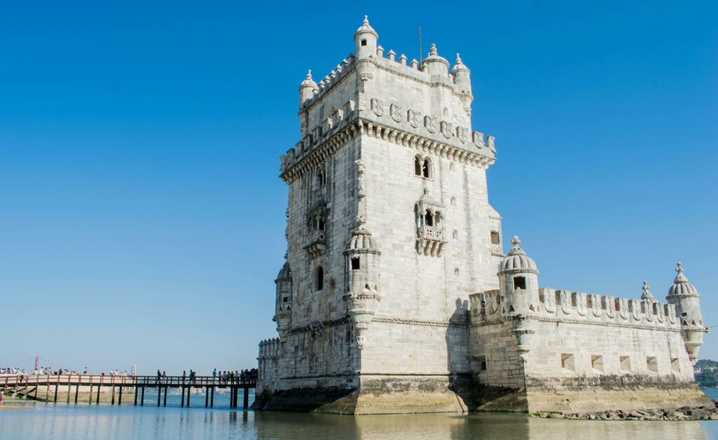 vista da Torre de Belém, uma estrutura alta em pedra bem trabalhada em Lisboa, Portugal, para ilustrar o post sobre PB4