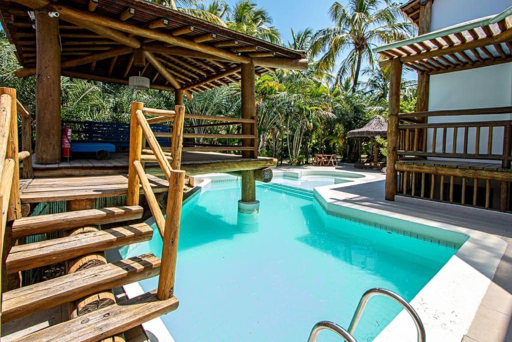 Piscina no Aloha Residence I. Submerso na água está a fundação de um quiosque, que fica sobre a piscina.