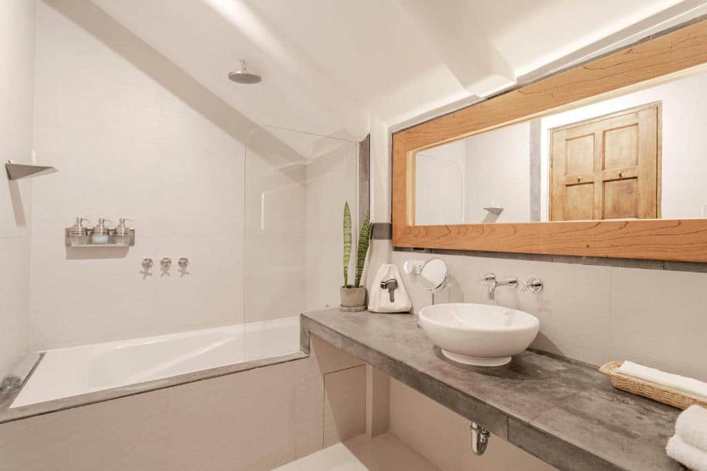 banheiro espaçoso do Antigua Casona San Blas com uma banheira de imersão e uma bancada ampla na pia.