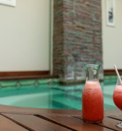 suco de morango na taça e jarra na beira da piscina coberta do Blank Hotel Recoleta, um dos hotéis de luxo em Buenos Aires