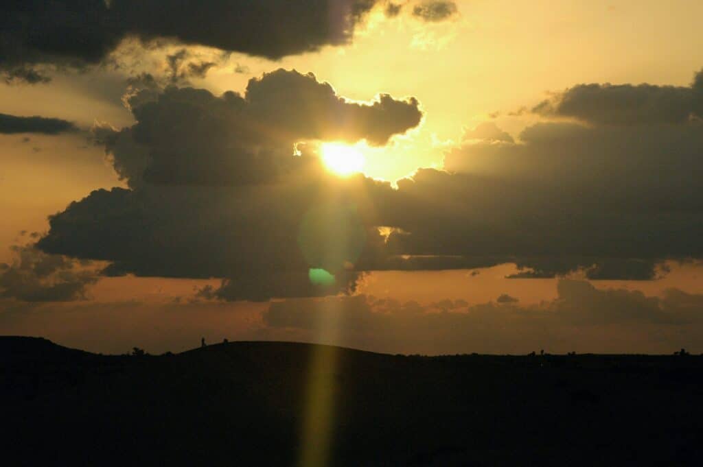 Pôr do sol nas dunas de areia no Níger, na África, ilustrando o post sobre seguro viagem para o Níger.