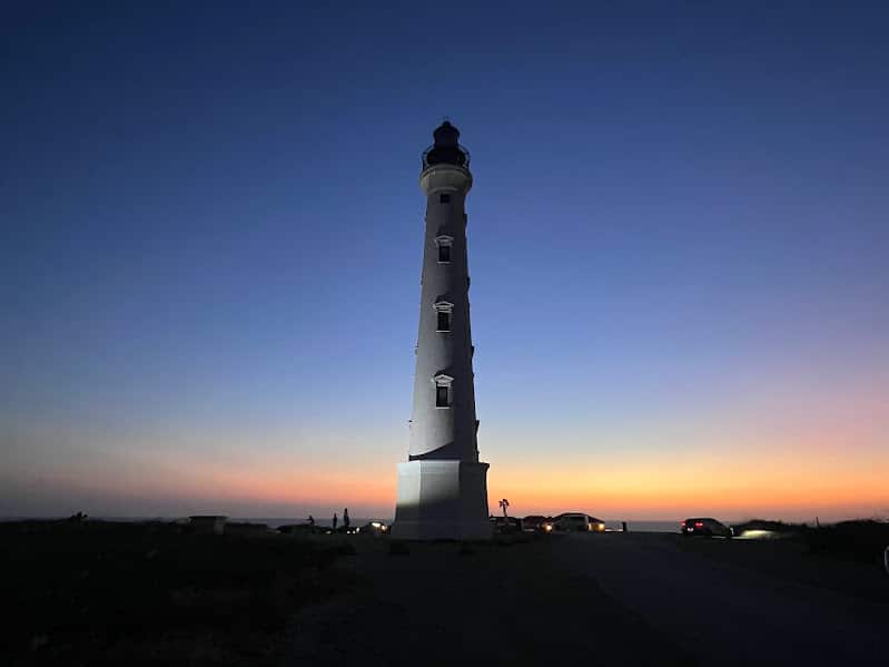 Imagem do Farol California, Aruba no final do dia com farol no centro da imagem. Representa pontos turísticos em Aruba.